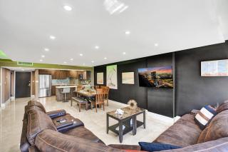 Beachside Condo with Resort Amenities, Including Pools, Gym, and Bathtub 503 - 0