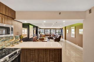 Beachside Condo with Resort Amenities, Including Pools, Gym, and Bathtub 503 - 3
