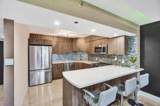 Beachside Condo with Resort Amenities, Including Pools, Gym, and Bathtub 503 - 1