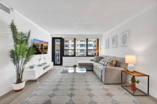 Beachside Condo with Resort Amenities, Including Pools, Gym, and Bathtub 708 - 2