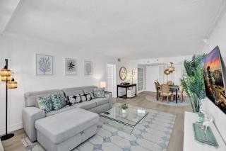 Beachside Condo with Resort Amenities, Including Pools, Gym, and Bathtub 708 - 3