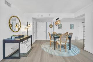 Beachside Condo with Resort Amenities, Including Pools, Gym, and Bathtub 708 - 1