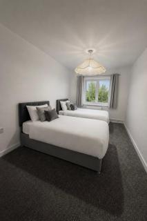 Stylish 3 bedroom home in Bedford sleeps 6 guests comfortable, entire house - free street parking - 7