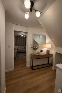 Stylish 3 bedroom home in Bedford sleeps 6 guests comfortable, entire house - free street parking - 6