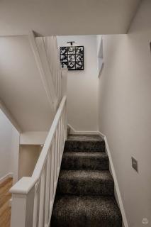 Stylish 3 bedroom home in Bedford sleeps 6 guests comfortable, entire house - free street parking - 4