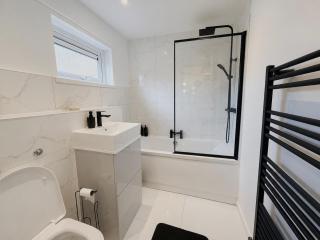 Stylish 3 bedroom home in Bedford sleeps 6 guests comfortable, entire house - free street parking - 3