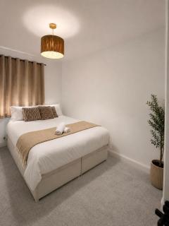 Stylish 3 bedroom home in Bedford sleeps 6 guests comfortable, entire house - free street parking - 1