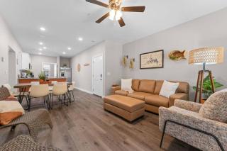 NEW! 6BR 2 Condos Sleeps 16 No Stairs - 6
