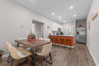 NEW! 6BR 2 Condos Sleeps 16 No Stairs - 2