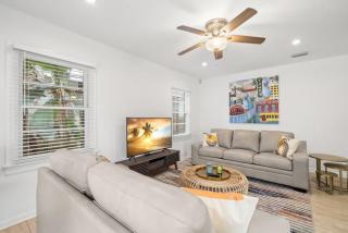 The Hyde Out - Cute Hyde Park Home with Private Hot Tub - 2