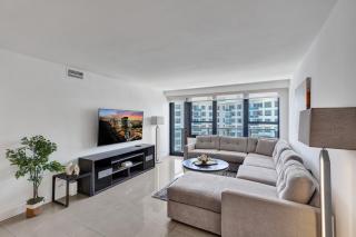 Modern Beach Retreat 2BR and 2BA Pools, Sauna, Gym Oceanfront Building 1615 - 0