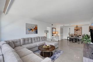 Modern Beach Retreat 2BR and 2BA Pools, Sauna, Gym Oceanfront Building 1615 - 3