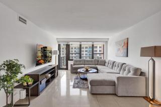 Modern Beach Retreat 2BR and 2BA Pools, Sauna, Gym Oceanfront Building 1615 - 1