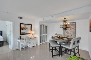 Modern Beach Retreat 2BR and 2BA Pools, Sauna, Gym Oceanfront Building 1615 - 2