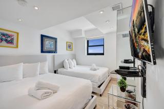 Stylish Oceanfront 2BR 1 and a half BA Condo with Resort Amenities Pools Gym Sauna 1402 - 5