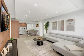 Modern 4BR with Ocean Views Pools and Direct Beach Access - Miami Beach - 3