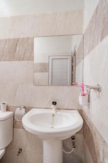 SeyniKe 3BR Family Apartment, Nyali, AC, Fast WiFi & Parking - 7