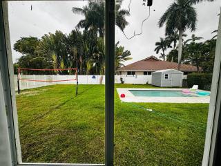 Gated Pool home near a worship house Aventura Mall - 8