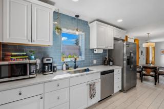 Bright Desert Retreat Pet Friendly - 7