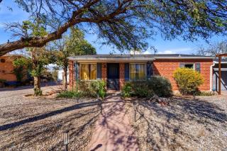Bright Desert Retreat Pet Friendly - 2