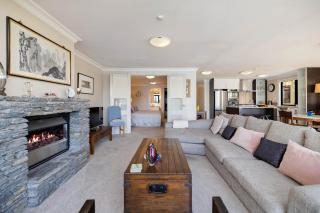 Lakefront Luxury - 4