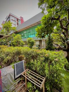 Bright Condo Near MRT Si Kritha with Pool & Workspace - 8