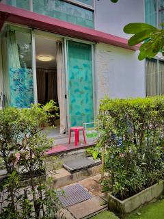Bright Condo Near MRT Si Kritha with Pool & Workspace - 6