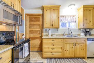 Charming cabin with fireplace & great deck - near golf trails ski resor & town - 1