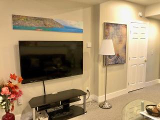 SPACIOUS OASIS-2 BEDROOM SUITE W PRIVATE ENTRANCE - 9