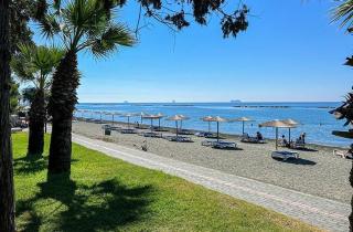 Beachfront - spacious 2 bedroom - 9