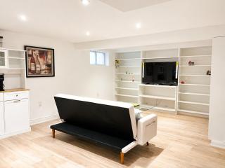 Luxury Furnished Mississauga Home Near Go Station, Toronto Airport, Private Entrance, Free Parking, WiFi, Workspace - 2