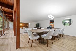 Mid-Century Estate, Sleeps 10, 2 Fireplaces - 1