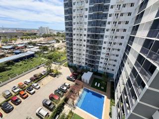 Stylish Condo with Balcony behind SM City Iloilo - 9