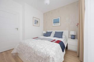 Bright Apartment with Parking & Balcony Close to the Airport by Noclegi Renters - 1