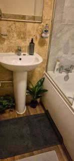 Modern 2-Bed Executive Apartment Gated Parking - 6