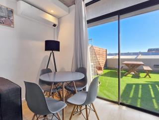 Family Apartment - Aircon, Spacious Balcony, Fast WiFi, Free Parking - Kaapstad - 3