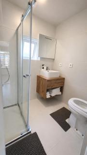 Entire Villa, free parking - 5
