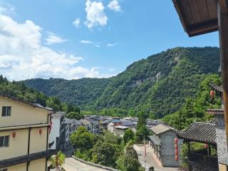 The Zhangjiajie Millennium Promise Inn is located opposite Huanglong Cave in the core area of Wulingyuan It offers English service airport pick-up and drop-off services free pick up within the scenic area farm-style breakfast and 24-hour concierge service - 1
