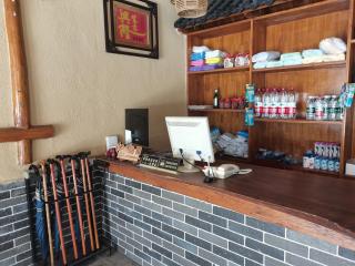 The Zhangjiajie Millennium Promise Inn is located opposite Huanglong Cave in the core area of Wulingyuan It offers English service airport pick-up and drop-off services free pick up within the scenic area farm-style breakfast and 24-hour concierge service - 2