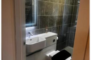 Studio - Sleeps 2 - Parking - 7