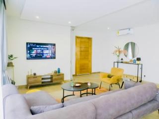 Bright 2BR Flat with Stunning City Views - 4