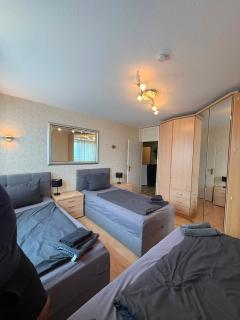 Zentrales Apartment für bis zu 6 Personen mit Balkon, Parkplatz, Waschmaschine & direkten Einkaufsmöglichkeiten - Marl - 7