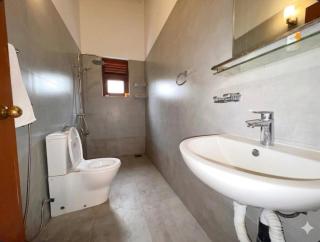Peaceful 3-Level Luxury Home with Private Parking - 7
