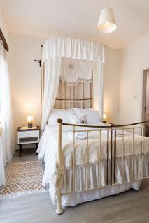 Vrisi Guest House - 1