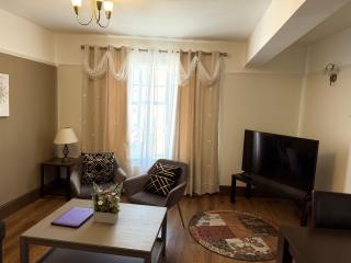 Large Family-Friendly 2BD Glastonbury Retreat, Sleeps 5 - 9