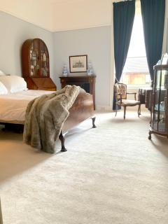 Mansion Flat with Turret Views, Sunsets, Close to Transport - 7