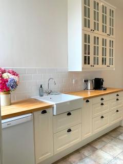 Mansion Flat with Turret Views, Sunsets, Close to Transport - 1