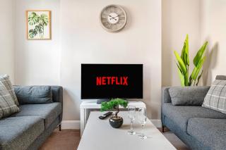 Nottingham Stay with Parking, Garden & Netflix - 0