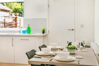 Nottingham Stay with Parking, Garden & Netflix - 7