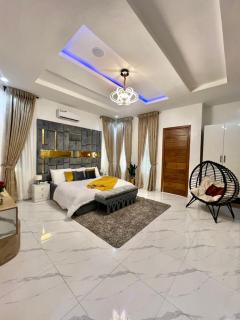Cozy Luxurious 4 BDR Duplex Near Landmark Beach - 1